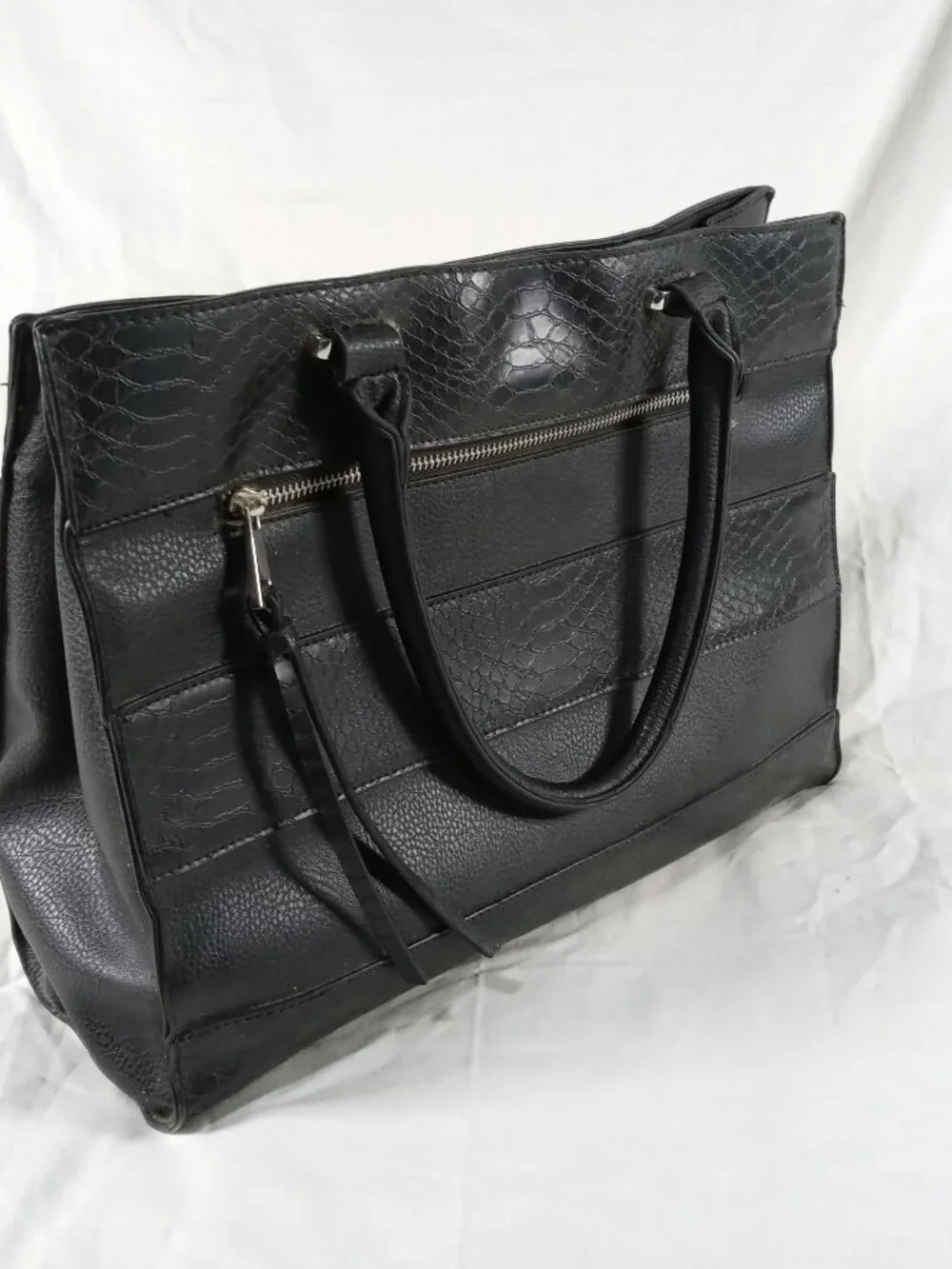 Women JustFab Black Shoulder Carry Handbag Purse in Good Cond